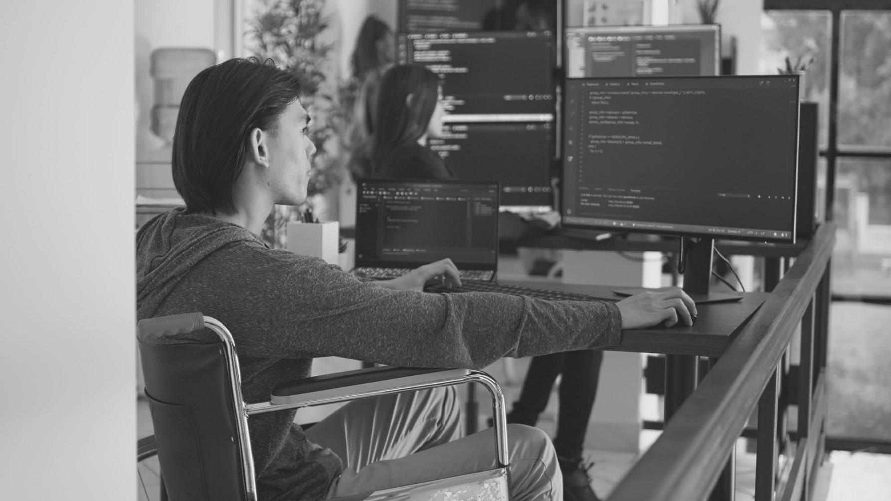 Современный офис с IT-специалистами за работой